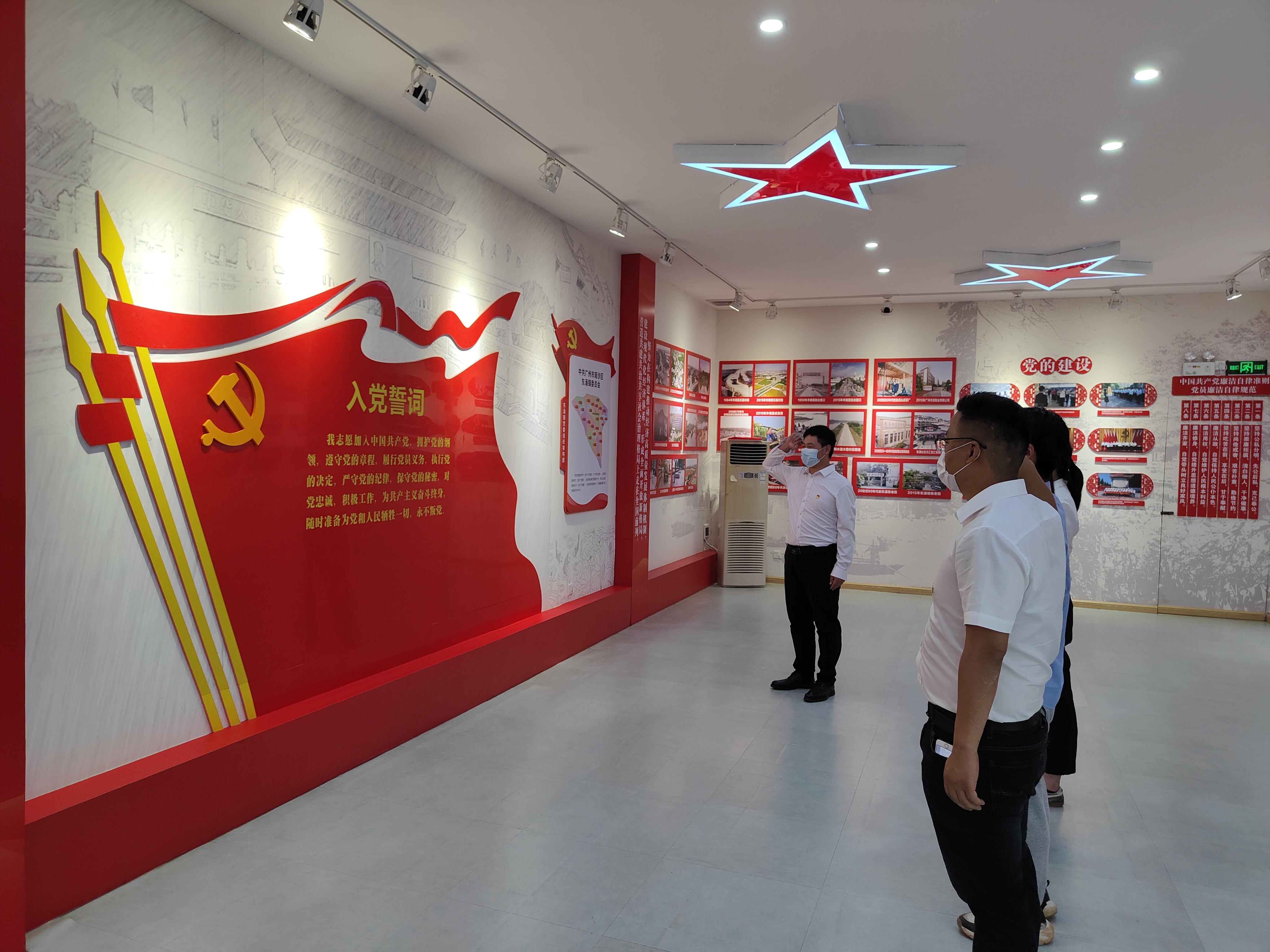 参观党史馆，重温入党誓词.jpg