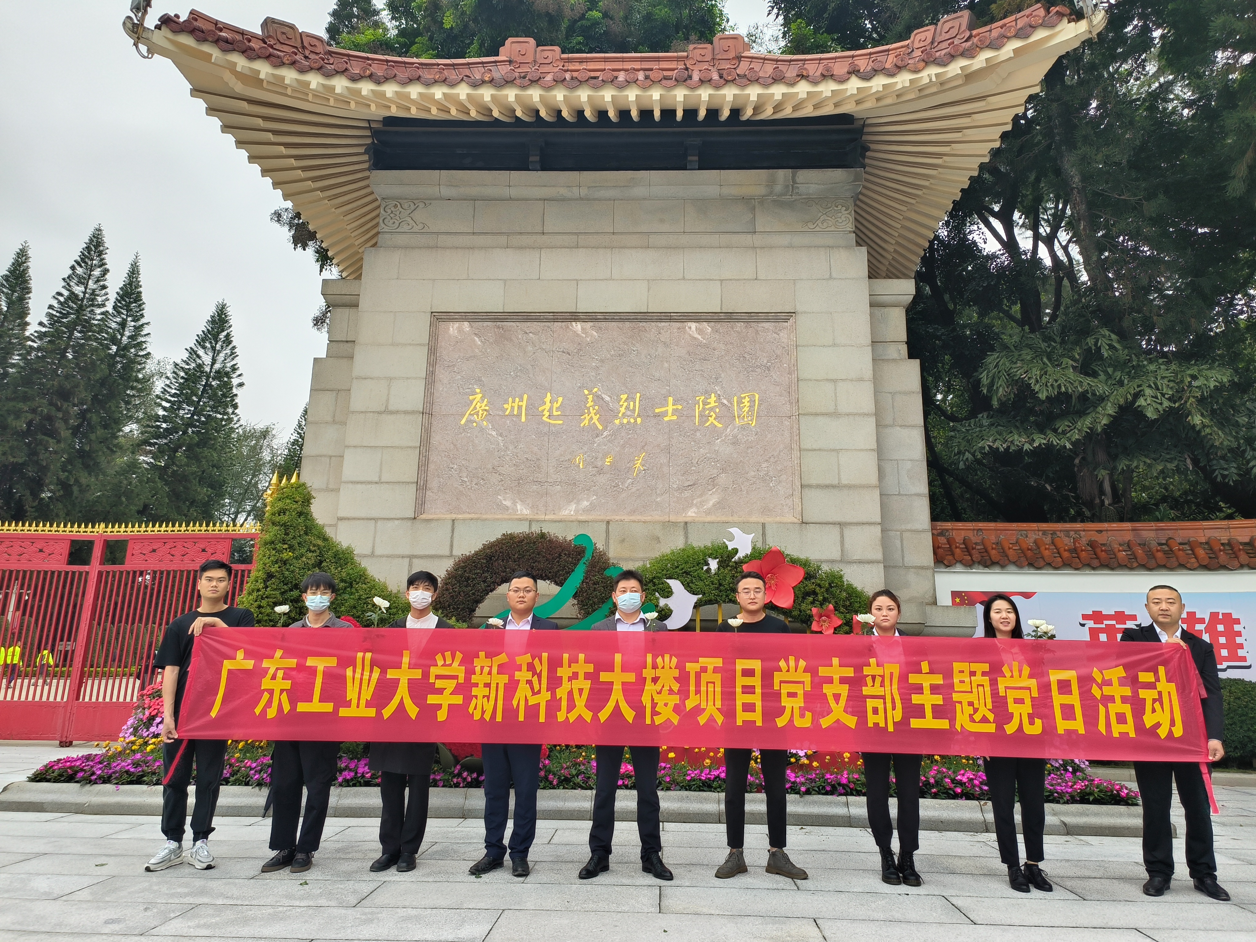 门口合影   丁慧星摄.jpg
