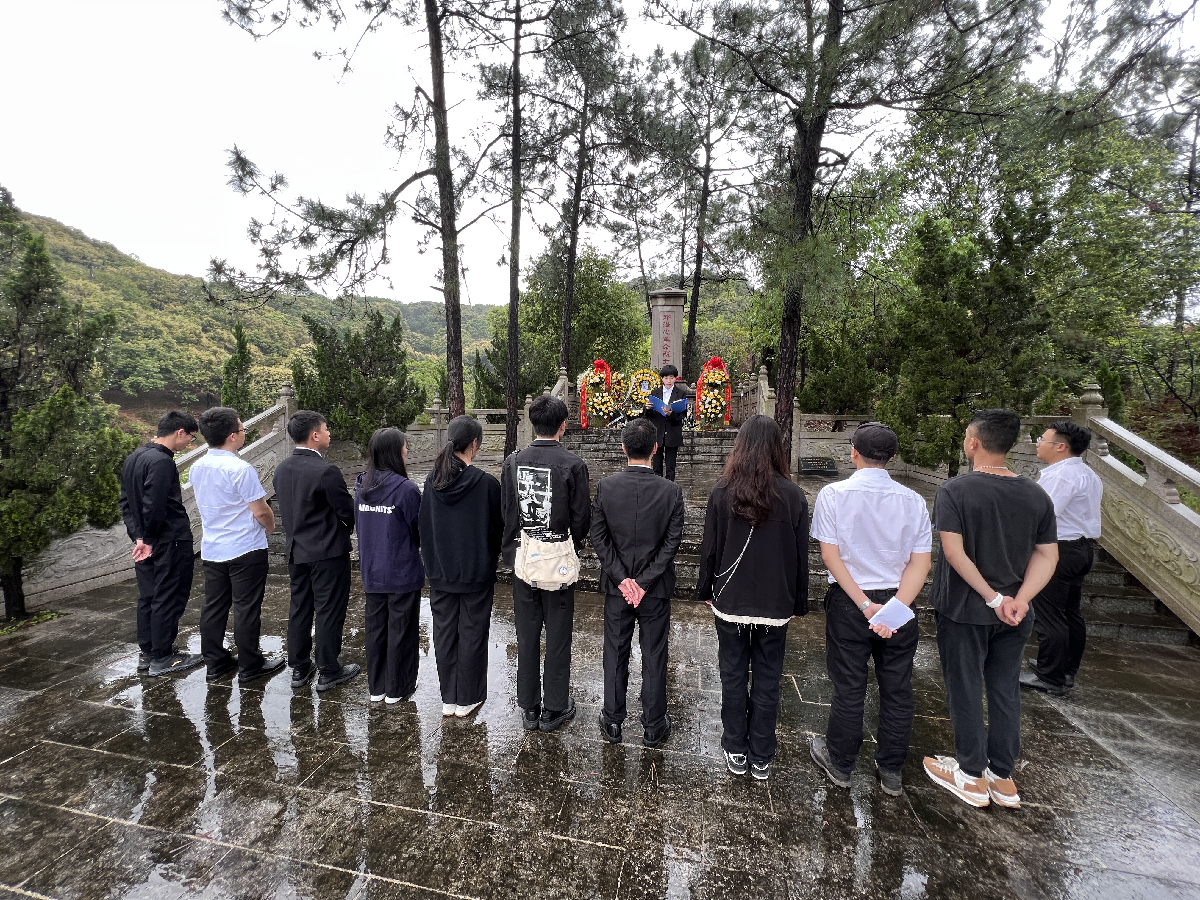 区青协介绍邓澄心 陈文熙摄.jpg