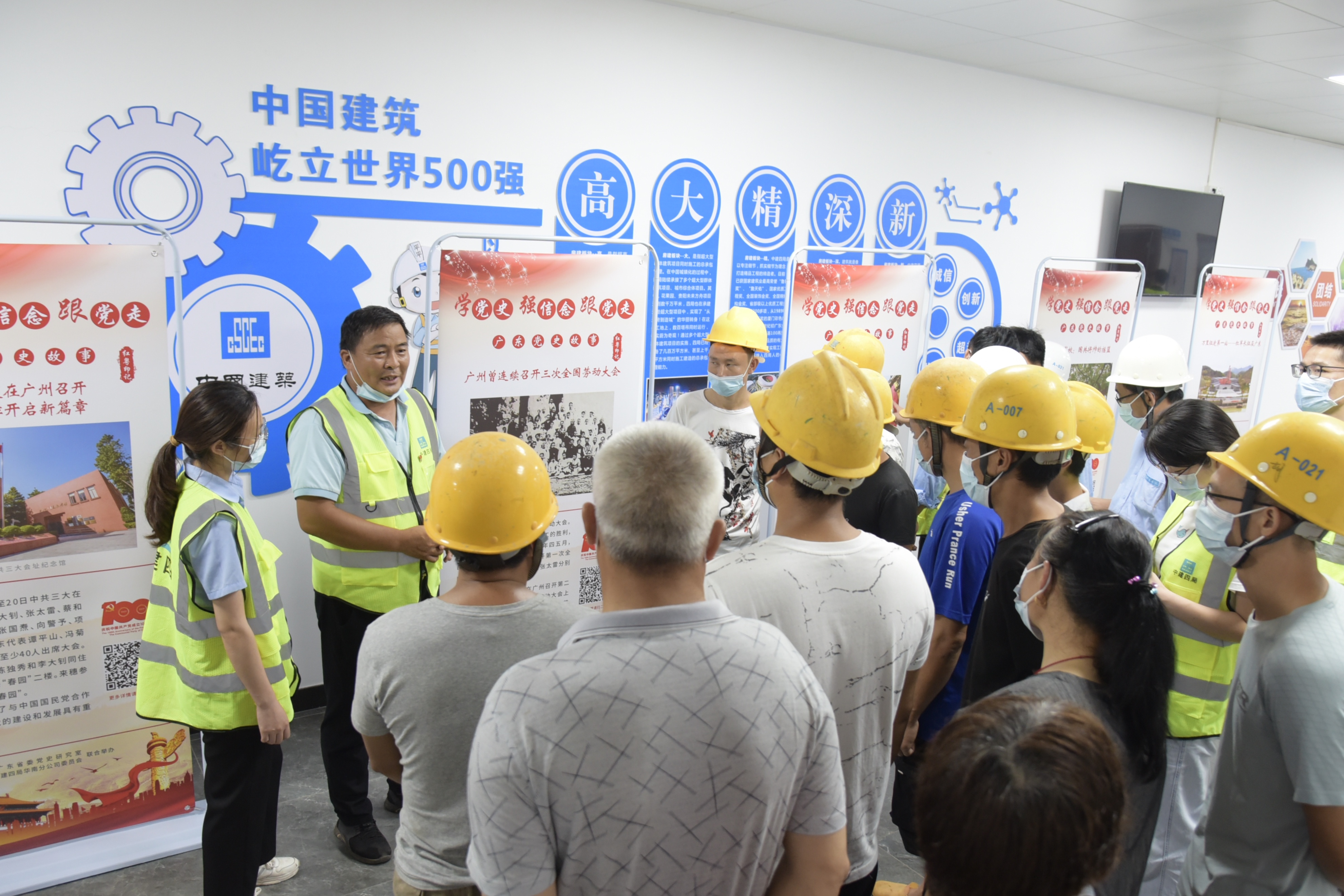 项目书记王延河为工友讲广东党史故事  白雪摄.jpg