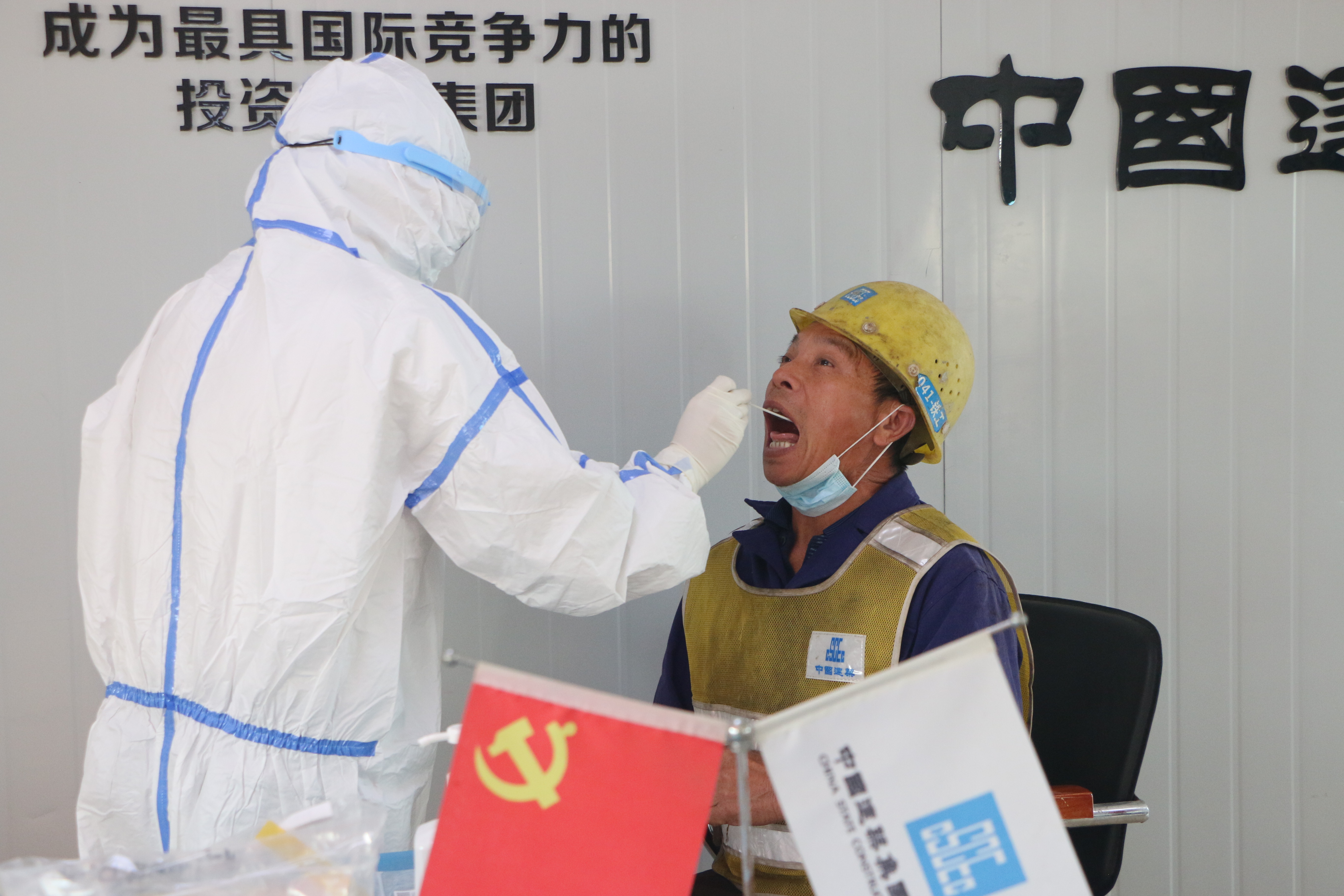 工人做核酸检测+苏文萍.JPG