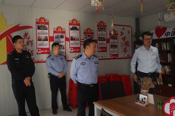 室内参观交流+苏文萍 600.jpg