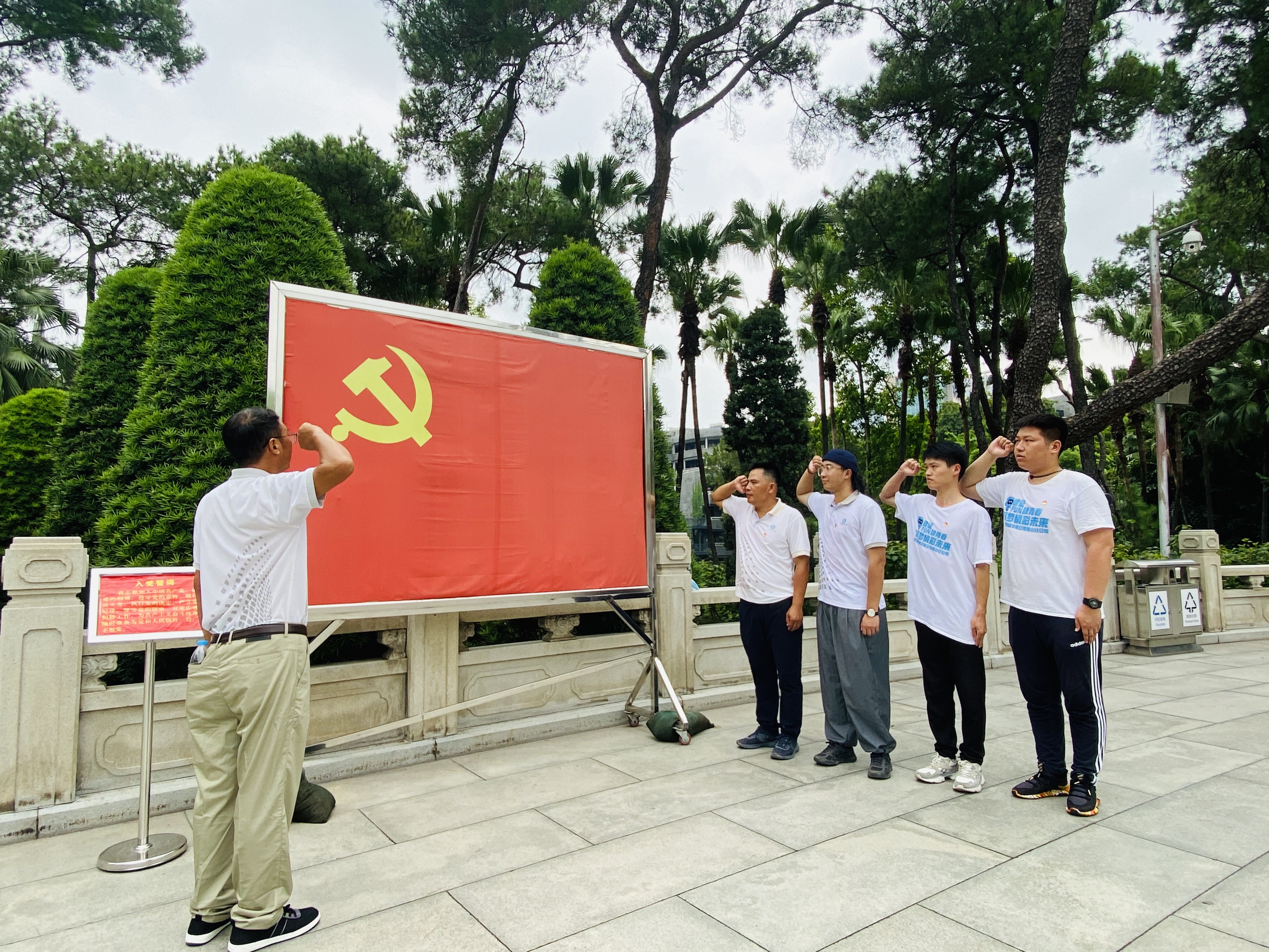 建军节退伍军人讲党课担当作为记心中