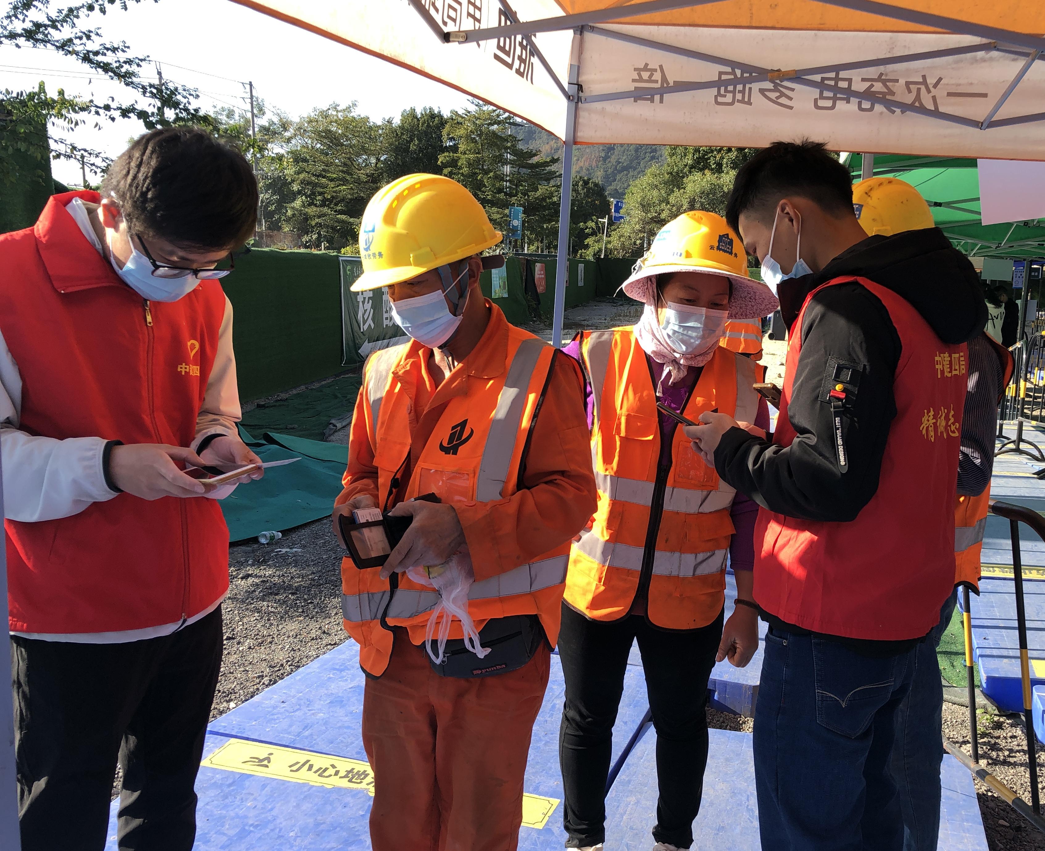 从化南医五院项目青年志愿者协助填报信息2 +陈文熙摄.jpg