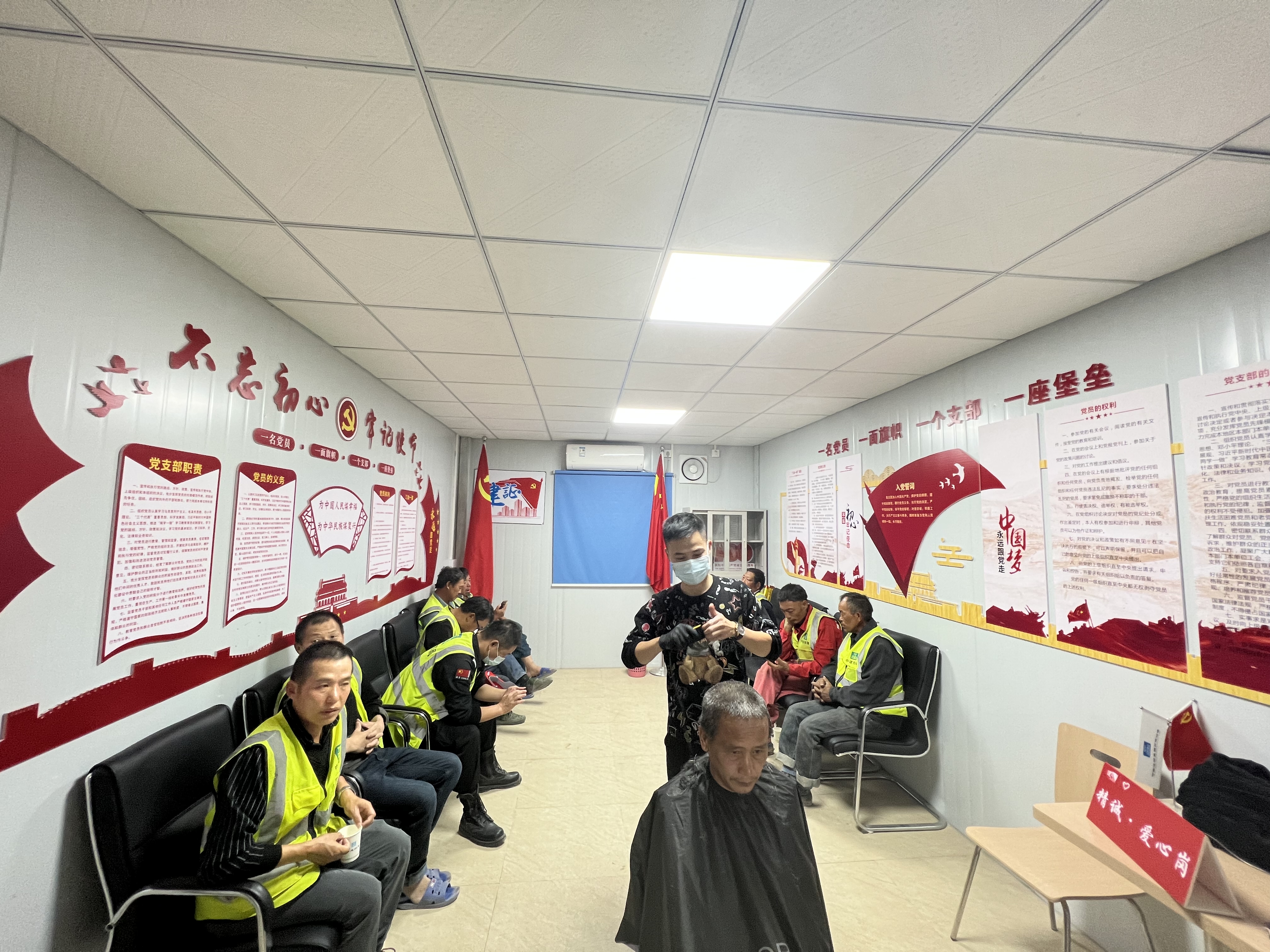 排排坐，等理发  陈文熙摄.jpg