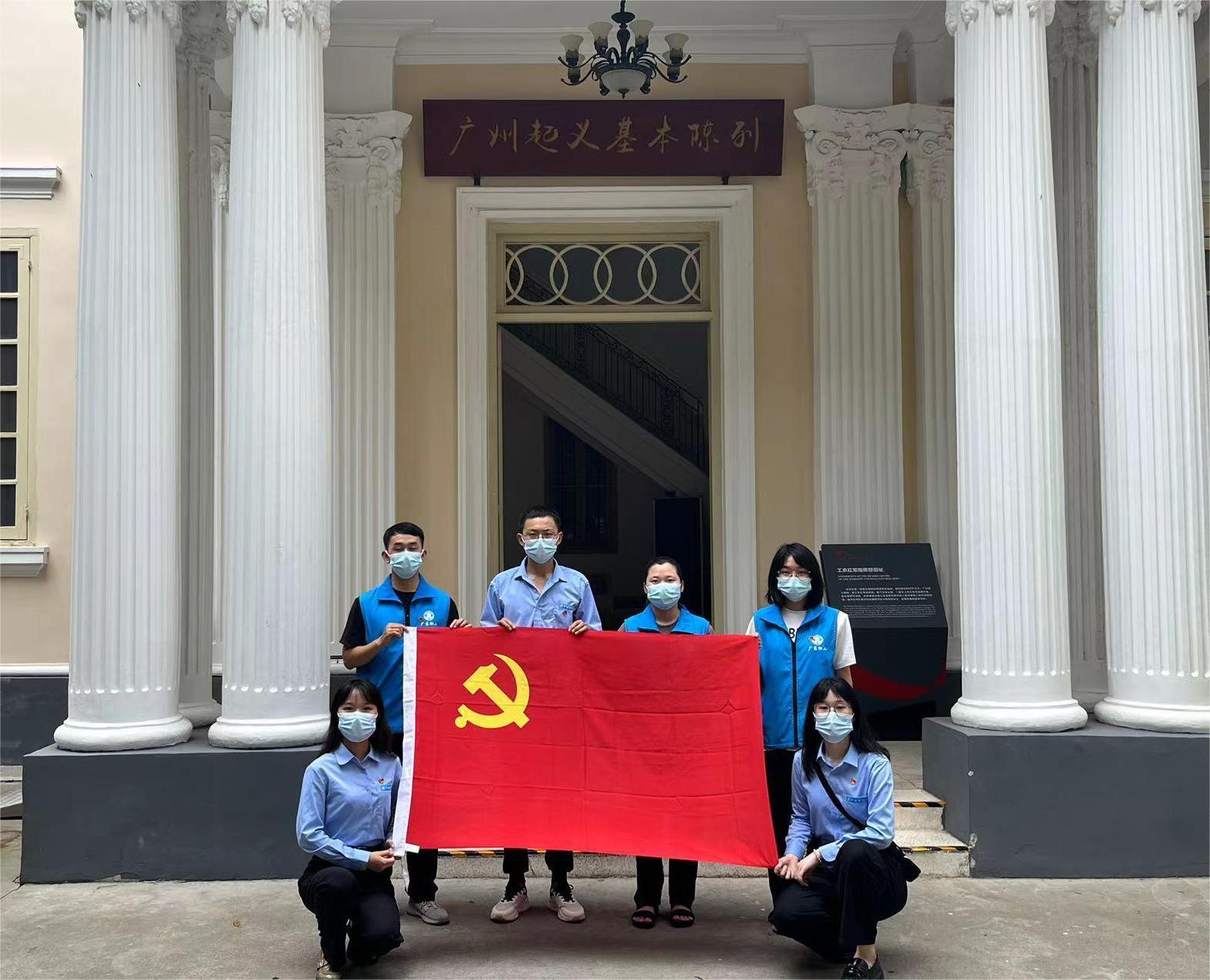 党旗合照 杨宇馨 蔡丽芳 摄.jpg 党旗合照 杨宇馨 蔡丽芳 摄.jpg