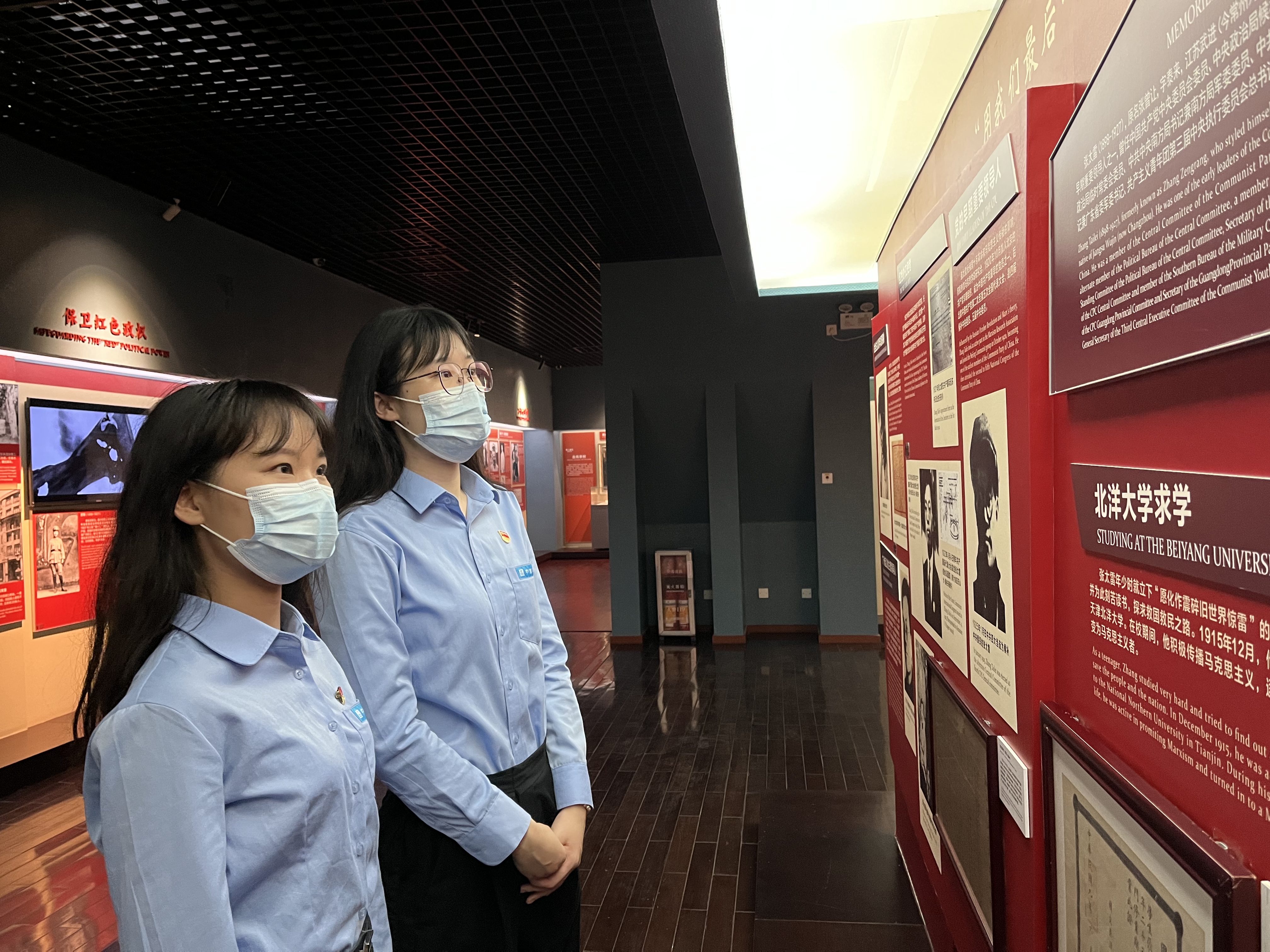 项目青年员工观看革命前辈事迹 杨宇馨 蔡丽芳 摄 (2).jpg 项目青年员工观看革命前辈事迹 杨宇馨 蔡丽芳 摄 (2).jpg