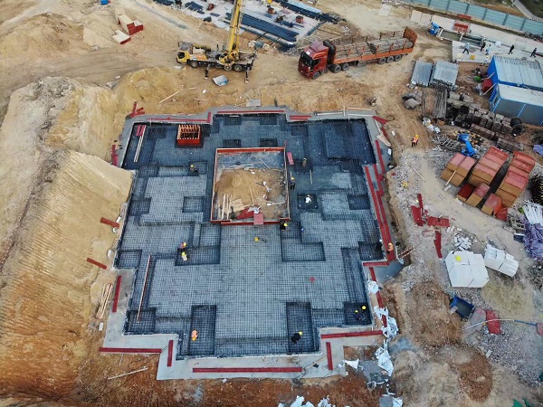 清晨,钢筋工已开始绑扎筏板钢筋 600.jpg 清晨,钢筋工已开始绑扎筏板钢筋 600.jpg