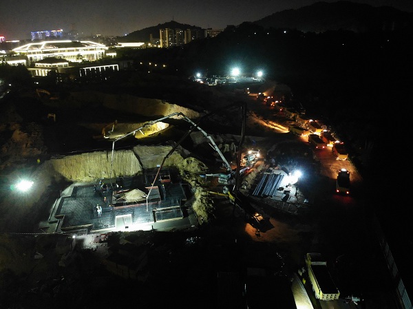 项目组织连夜浇筑筏板、外运土方 600.jpg 项目组织连夜浇筑筏板、外运土方 600.jpg