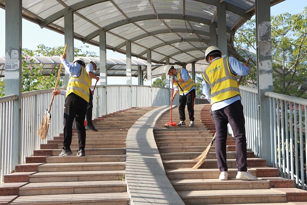 清扫天桥 麦龙楷 600.jpg