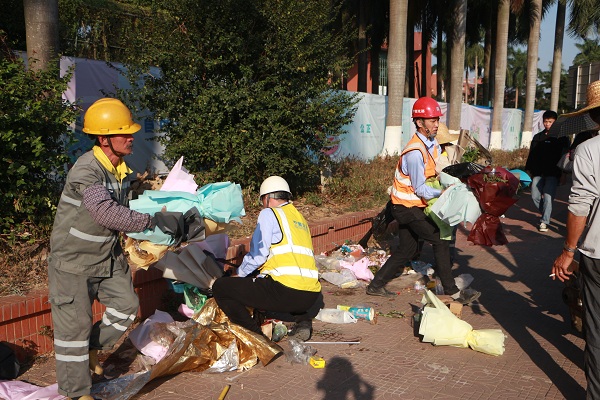 帮环卫工打扫 麦龙楷 600.jpg