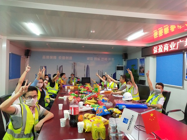 观影前激动的小伙伴们+林健 600.jpg