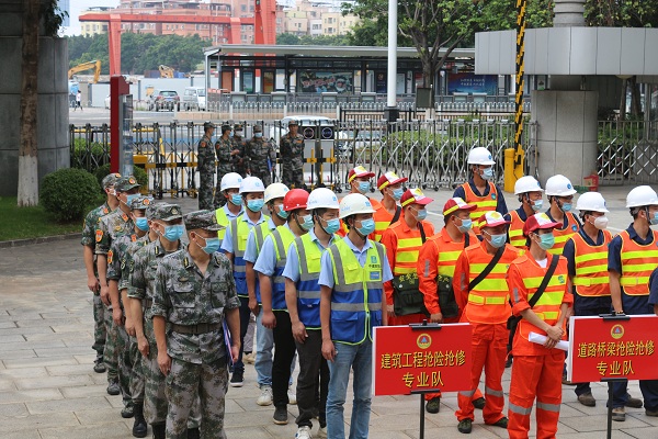 抢险队员特写 600.jpg