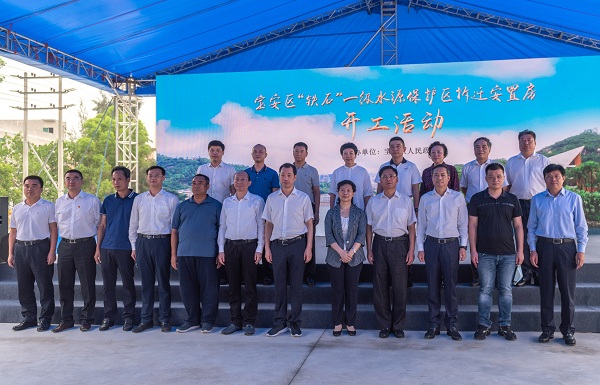 领导最后合影+水务局党办 600.jpg