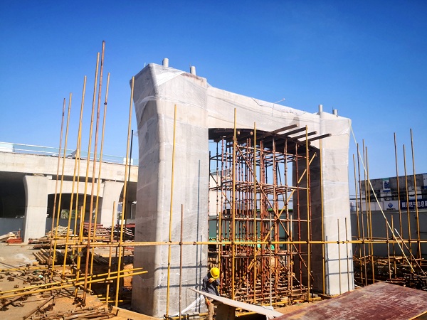 贵港市金港大道同济立交桥工程首件桥墩柱,系梁完成浇筑