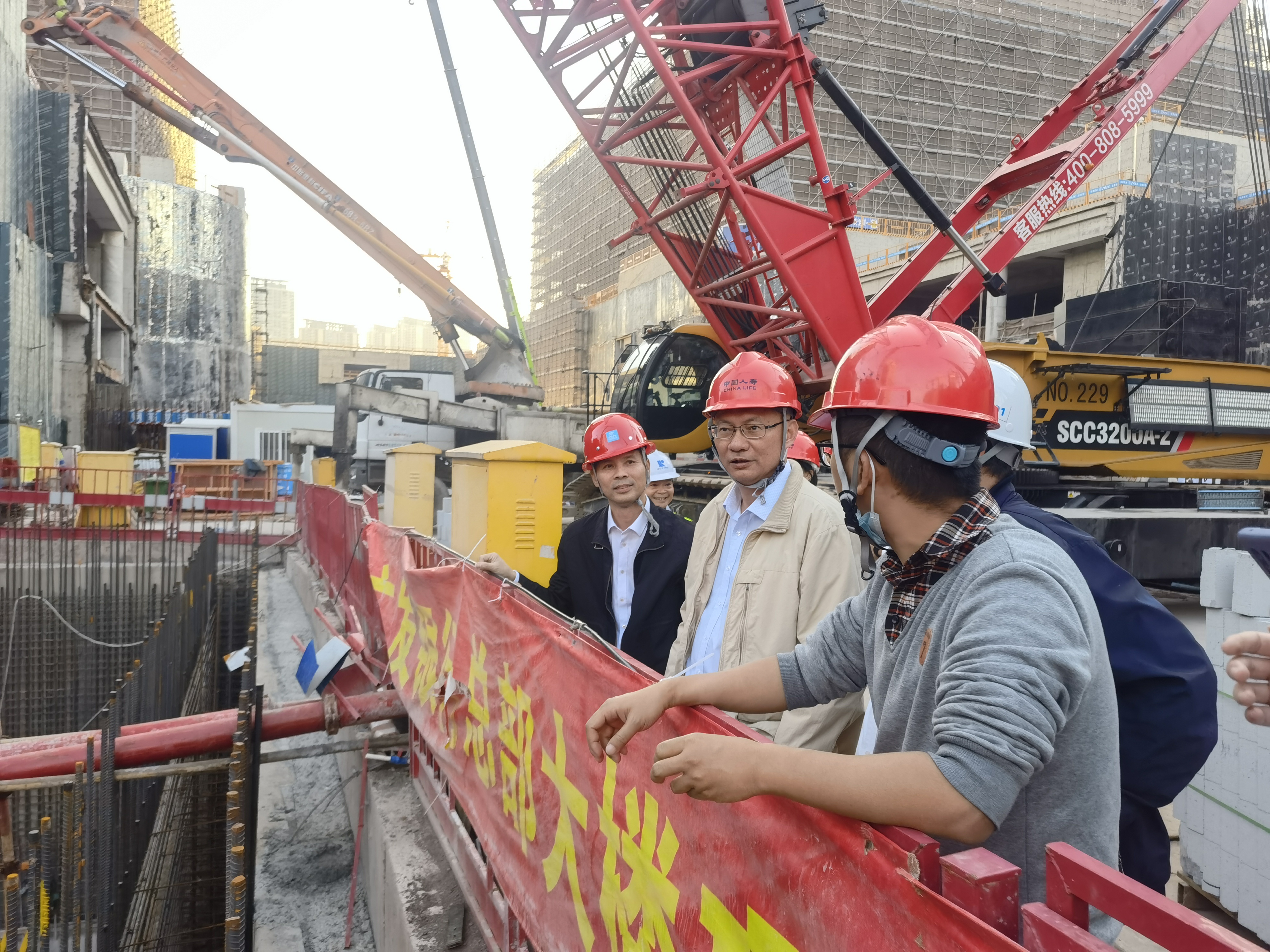 简子又现场指导工作  林嘉嘉摄.jpg