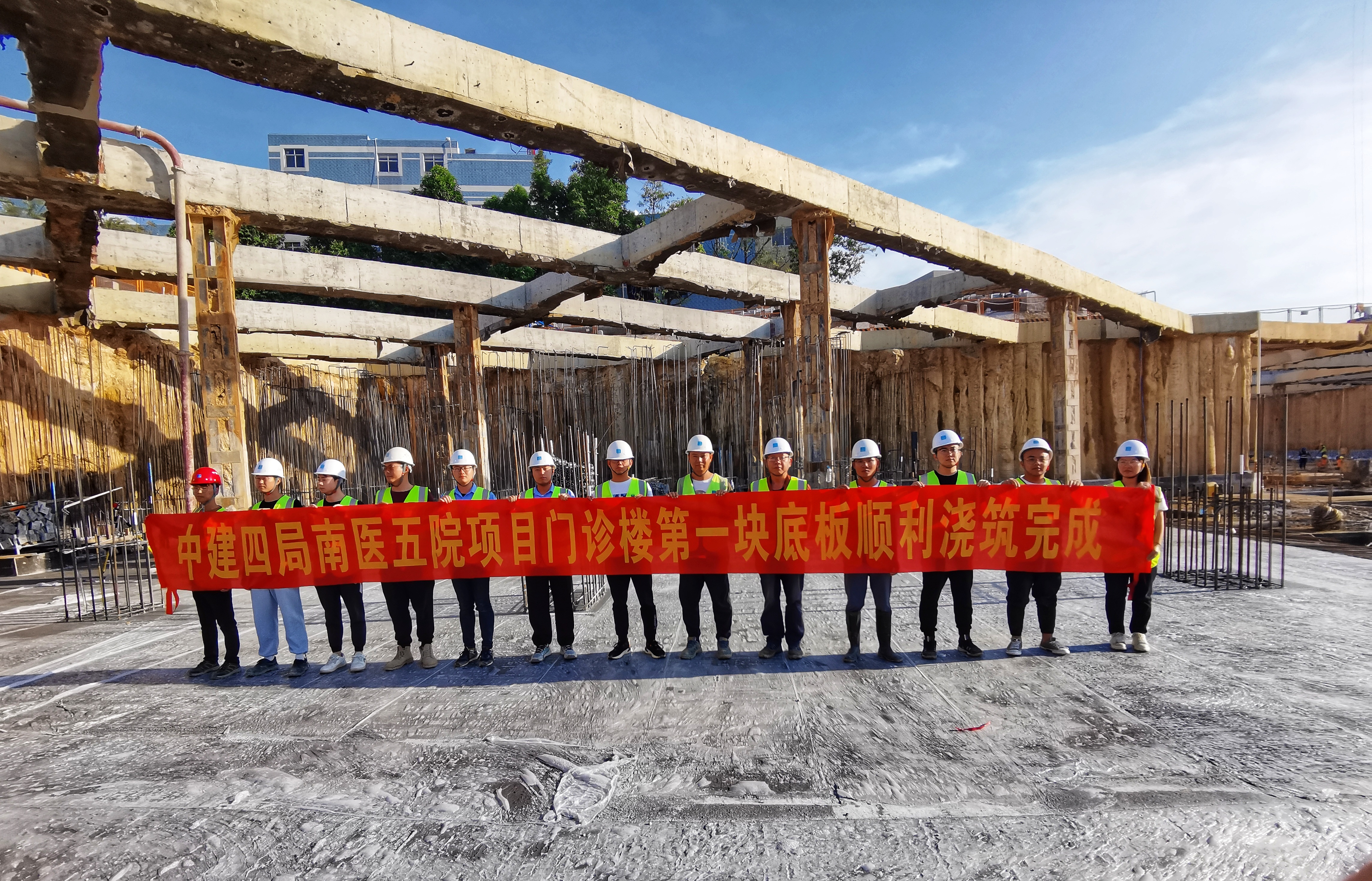 南医五院项目门诊楼首块底板浇筑完成  陈文熙摄.jpg