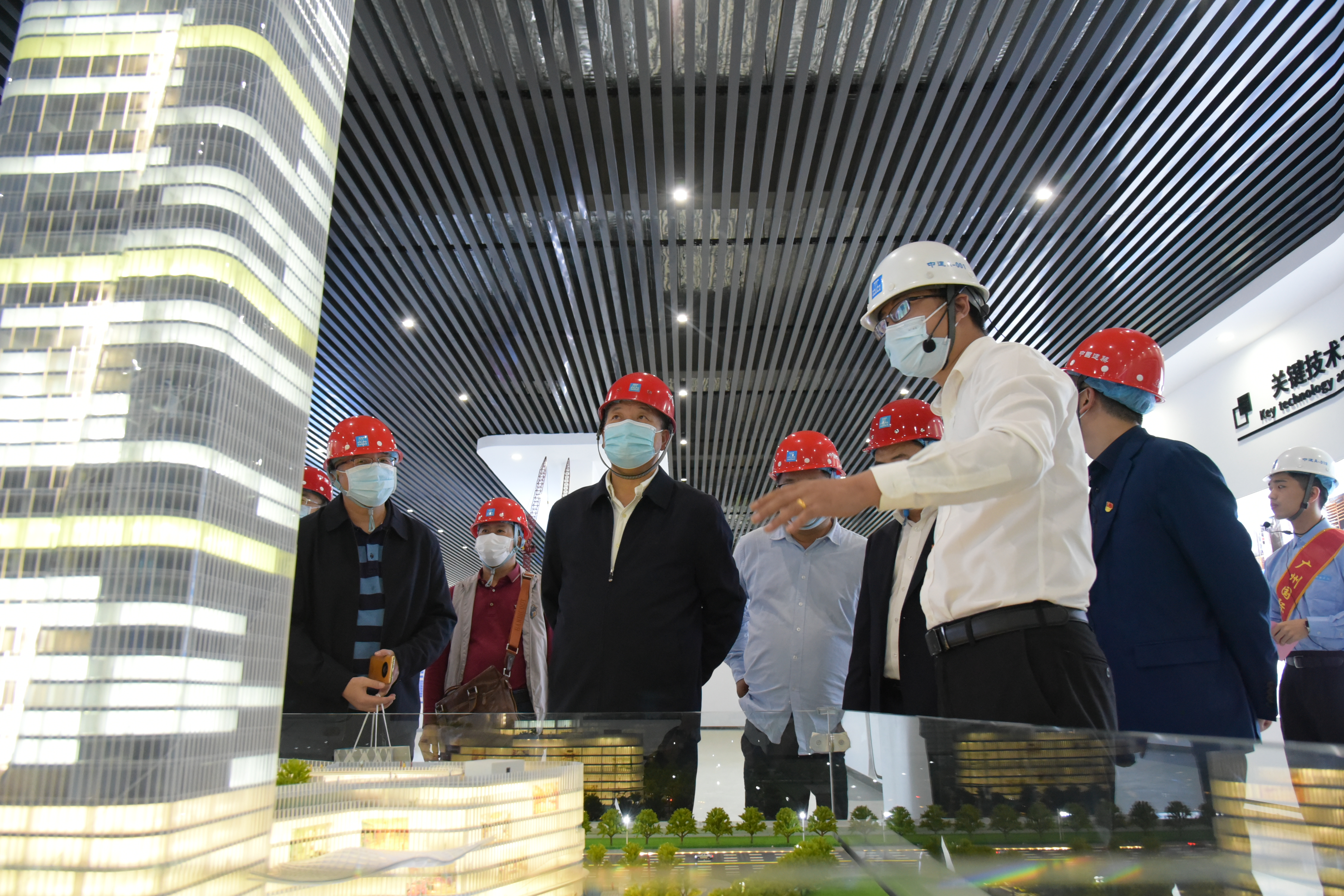 广东省建筑安全协会会长王启率全省安全协会专家到广州国际金融城项目进行参观交流 (1)林为诚摄.JPG