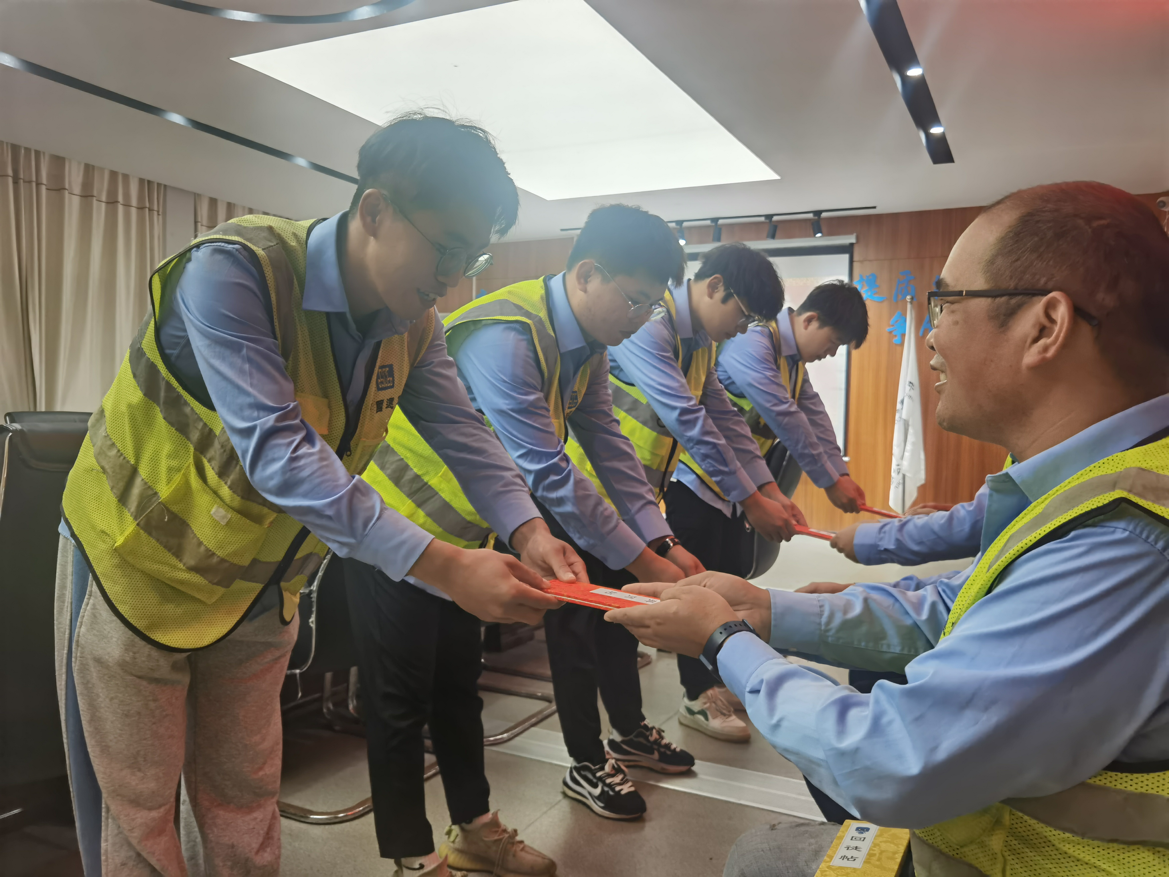 师徒结对匠心传承广州分公司举行师带徒拜师仪式
