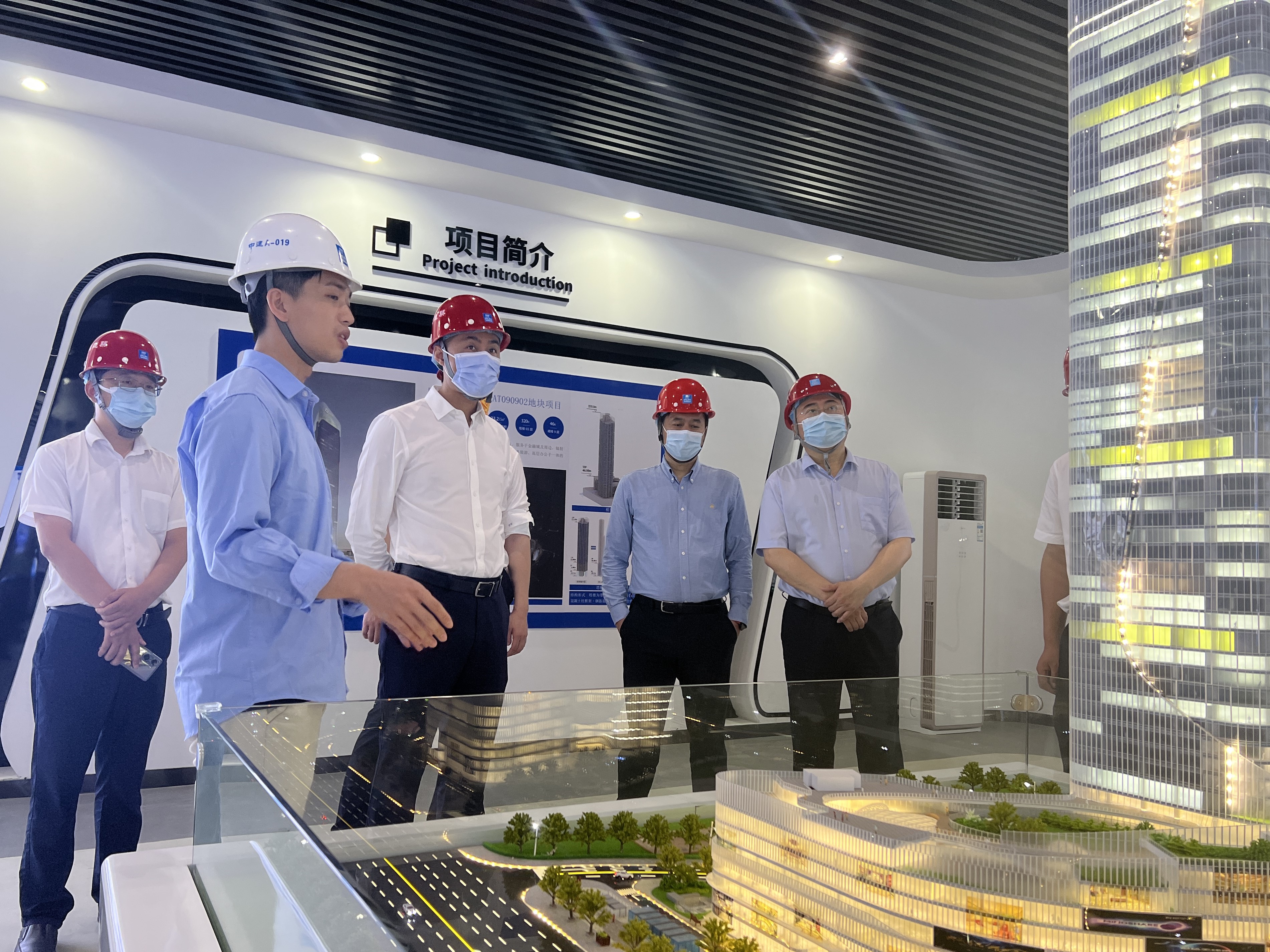 参观展厅.jpg