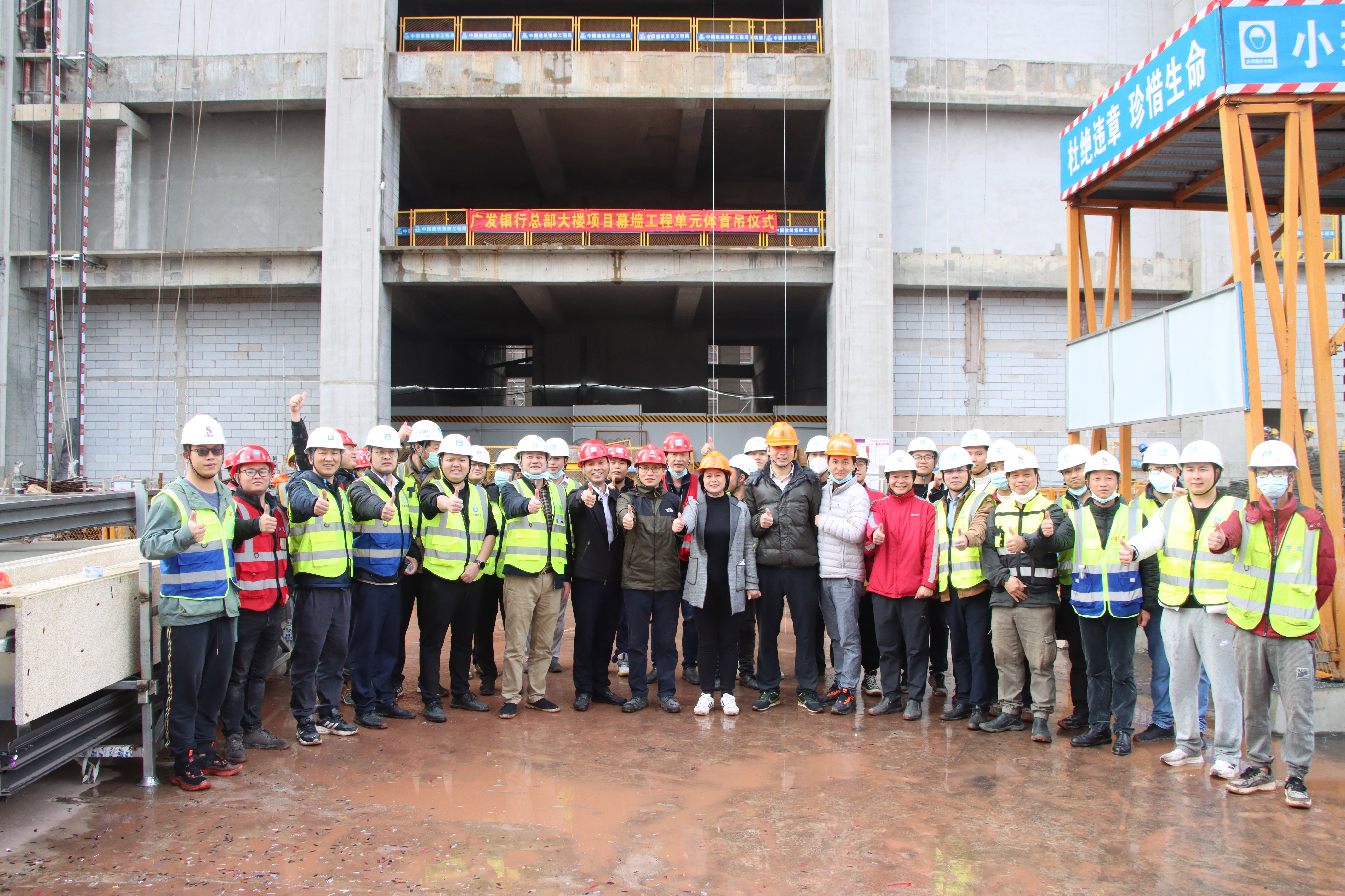 2中国人寿南方金融中心项目幕墙单元首吊成功+林嘉嘉摄1 .jpg