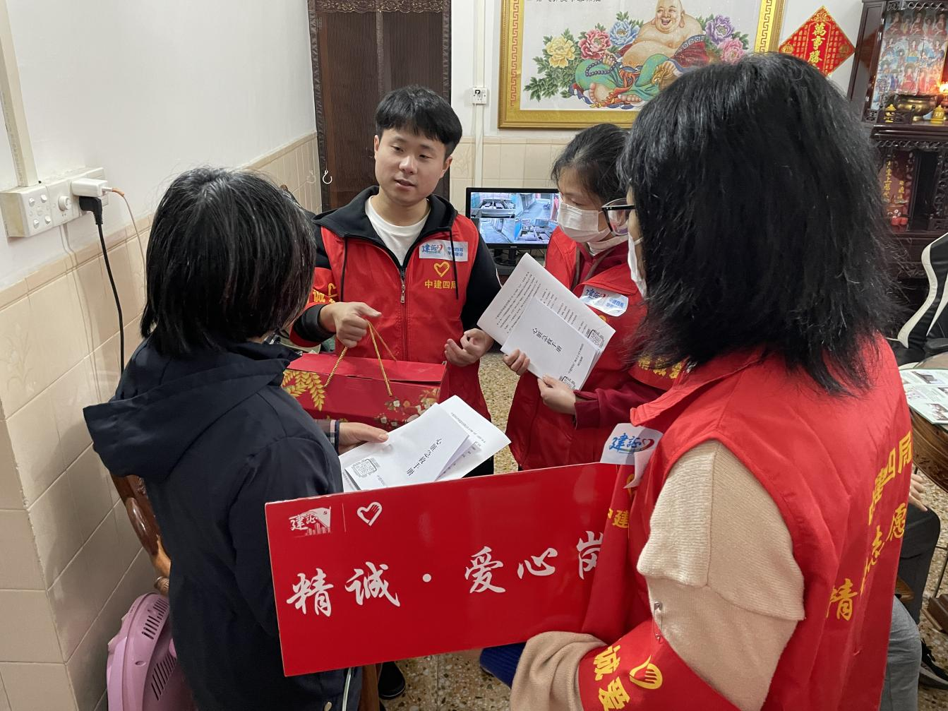 佛山平洲医院项目志愿者们慰问社区独居老人 郑重摄.png