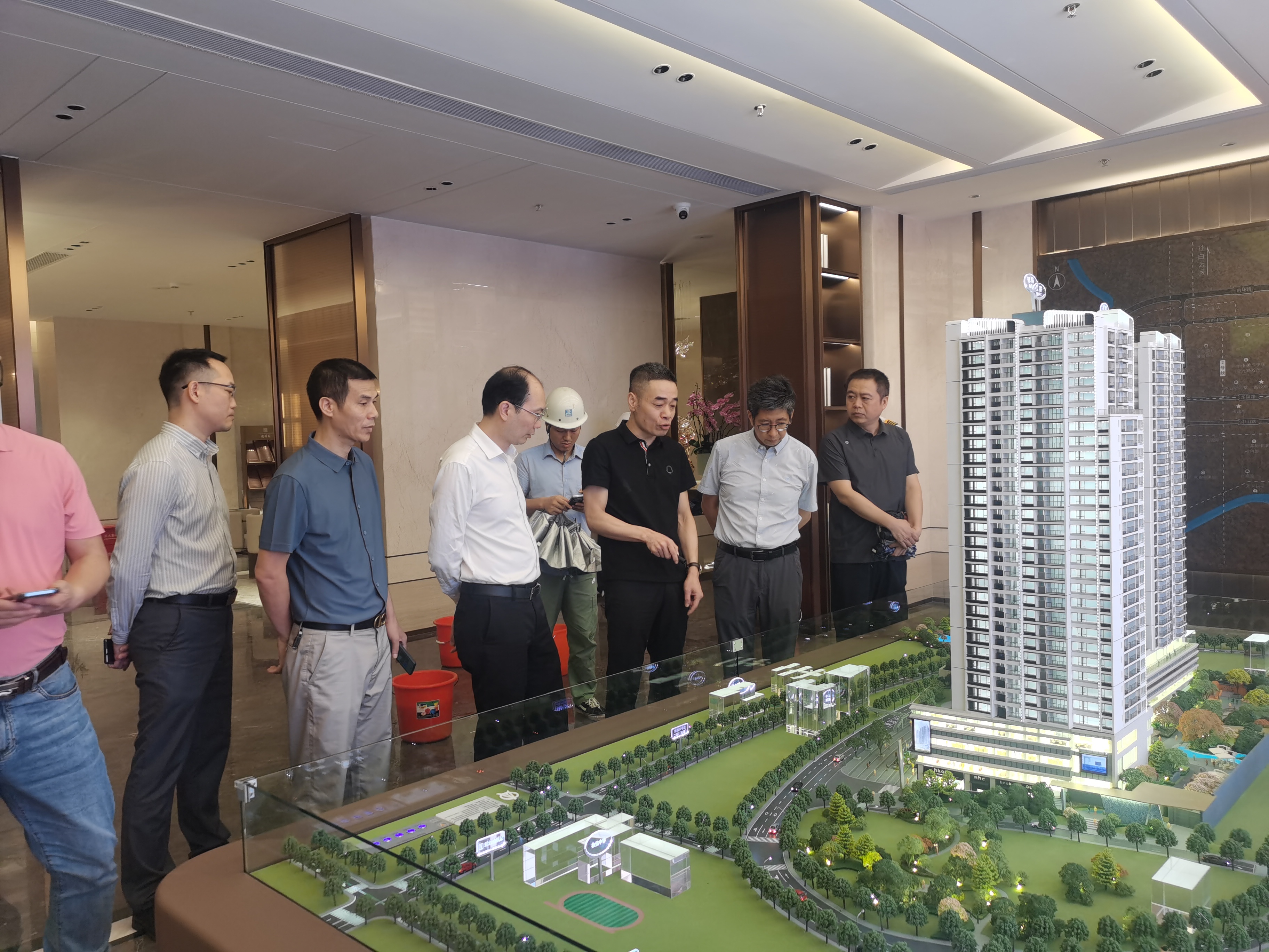 越秀区副区长陈烯赴保隆项目安全检查1  任鸿浩摄.jpg