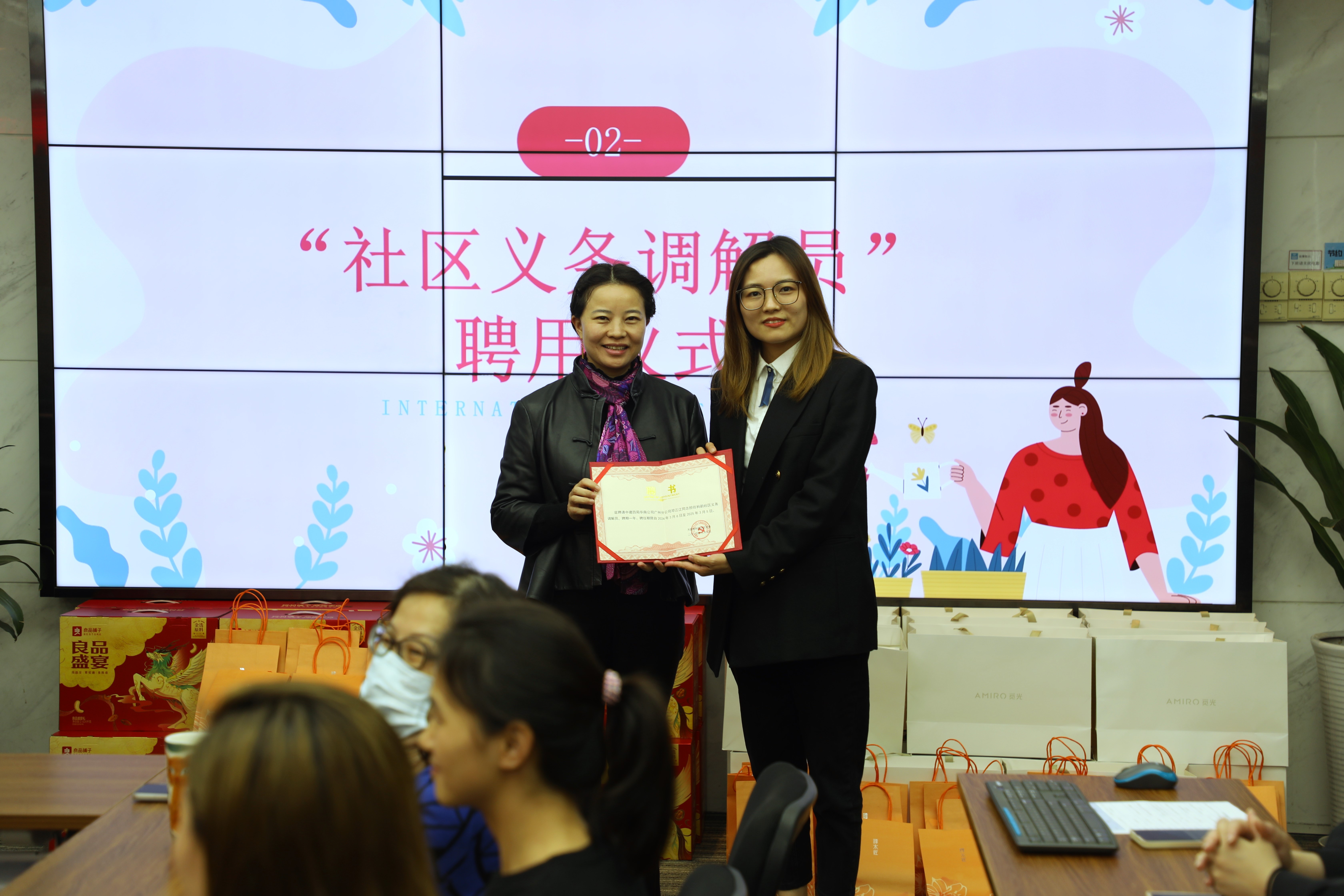 广州天河区天园街道科韵社区党委书记蒋华平为邓江江颁发“社区义务调解员”聘书  肖劼摄.jpg