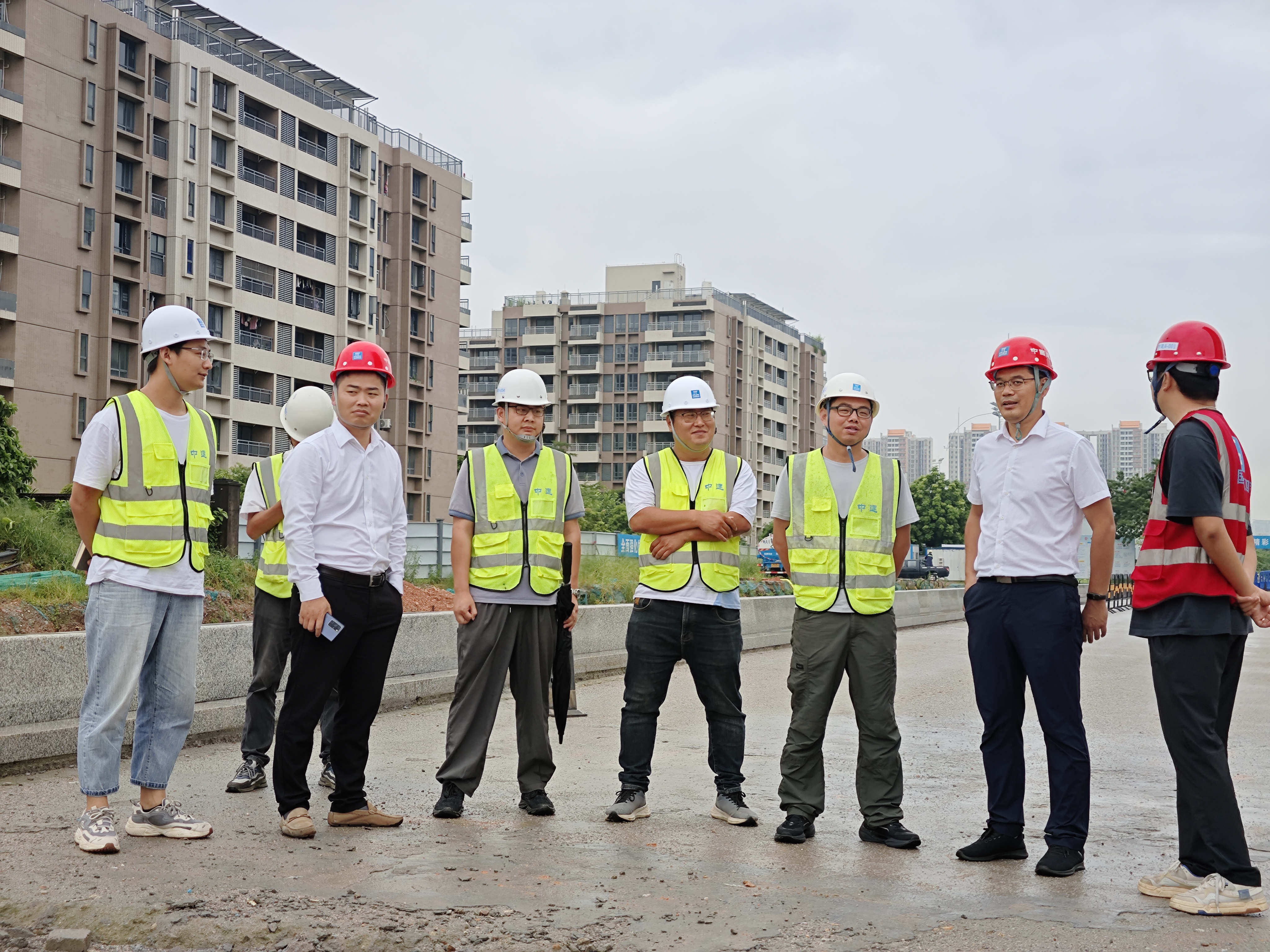 贾新卷调研指导2 李春龙摄.jpg 贾新卷调研指导2 李春龙摄.jpg